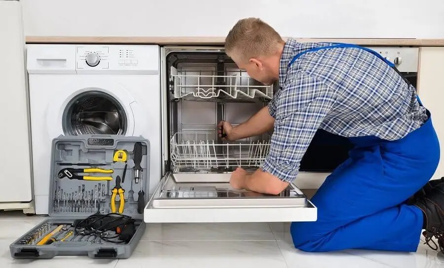 Konak Sharp servisi teknisyen ekibi beyaz eşya tamiri yaparken